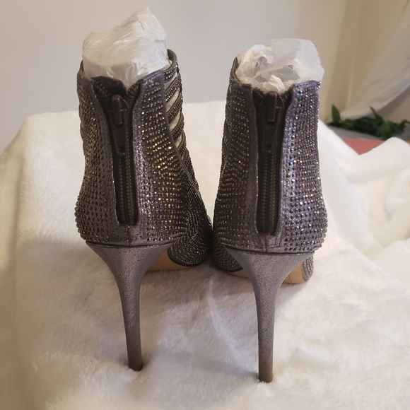 Shoes - Picture 3 of 4